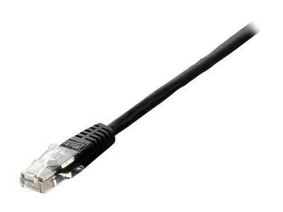 Ethernet-Kabel mit RJ45-Anschluss auf weißem Hintergrund.