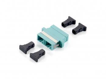 Türkisfarbener Lichtwellenleiter-Stecker-Adapter mit vier schwarzen Schutzkappe auf weißem Hintergrund.