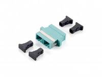 Ein blaugrüner rechteckiger Glasfaseradapter mit vier schwarzen Staubschutzdeckeln für Stecker, die um ihn auf weißem Hintergrund angeordnet sind.