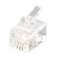Transparenter Ethernet-/RJ45-Netzwerkstecker mit sichtbaren vergoldeten Kontakten, isoliert auf weißem Hintergrund dargestellt.