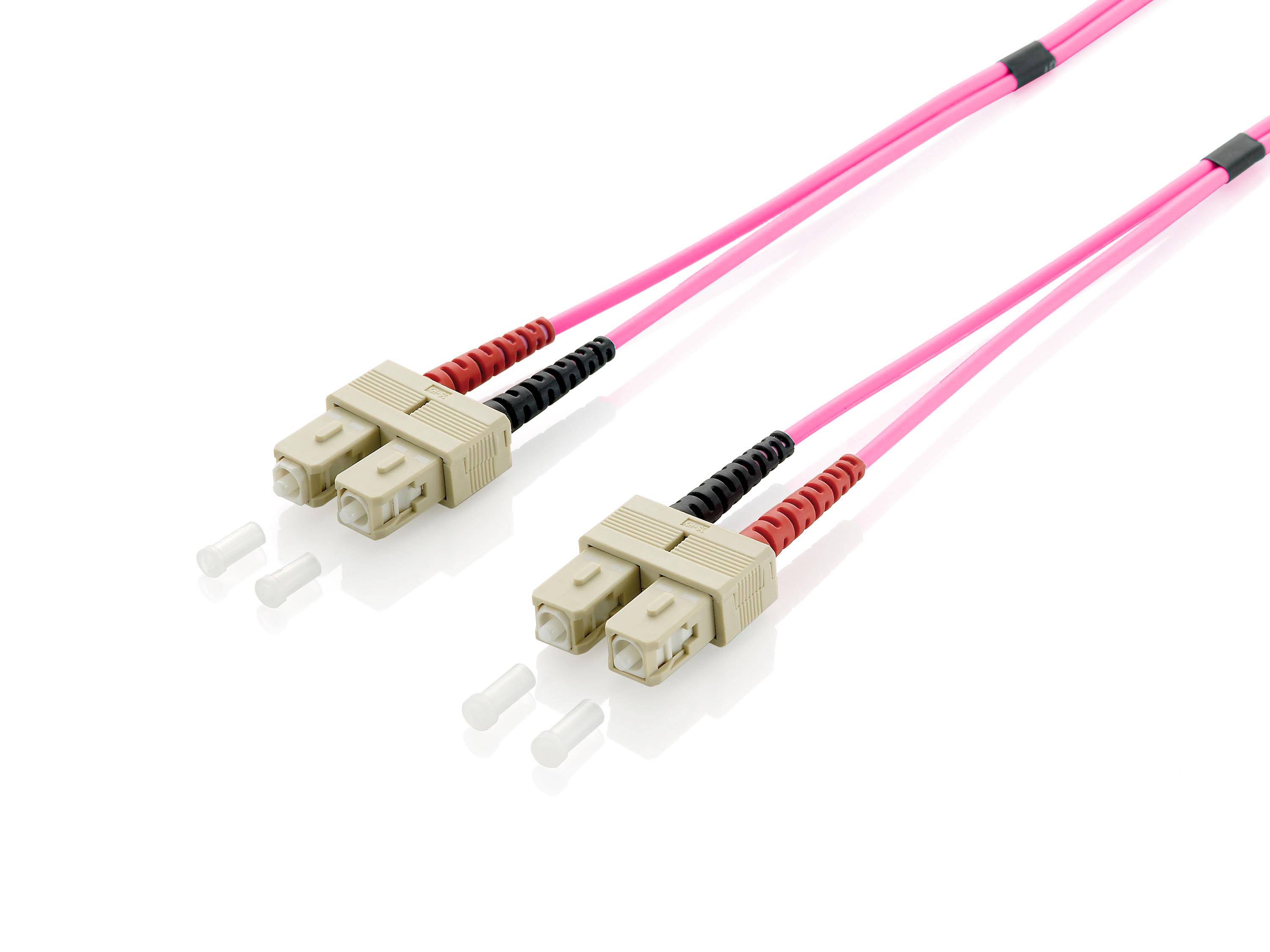 Zwei rosa Lichtwellenleiterkabel mit beigefarbenen Duplexsteckern und Schutzenkappen auf weißem Hintergrund.