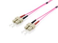 Zwei rosa Lichtwellenleiterkabel mit beigen Steckverbindern auf weißem Hintergrund.