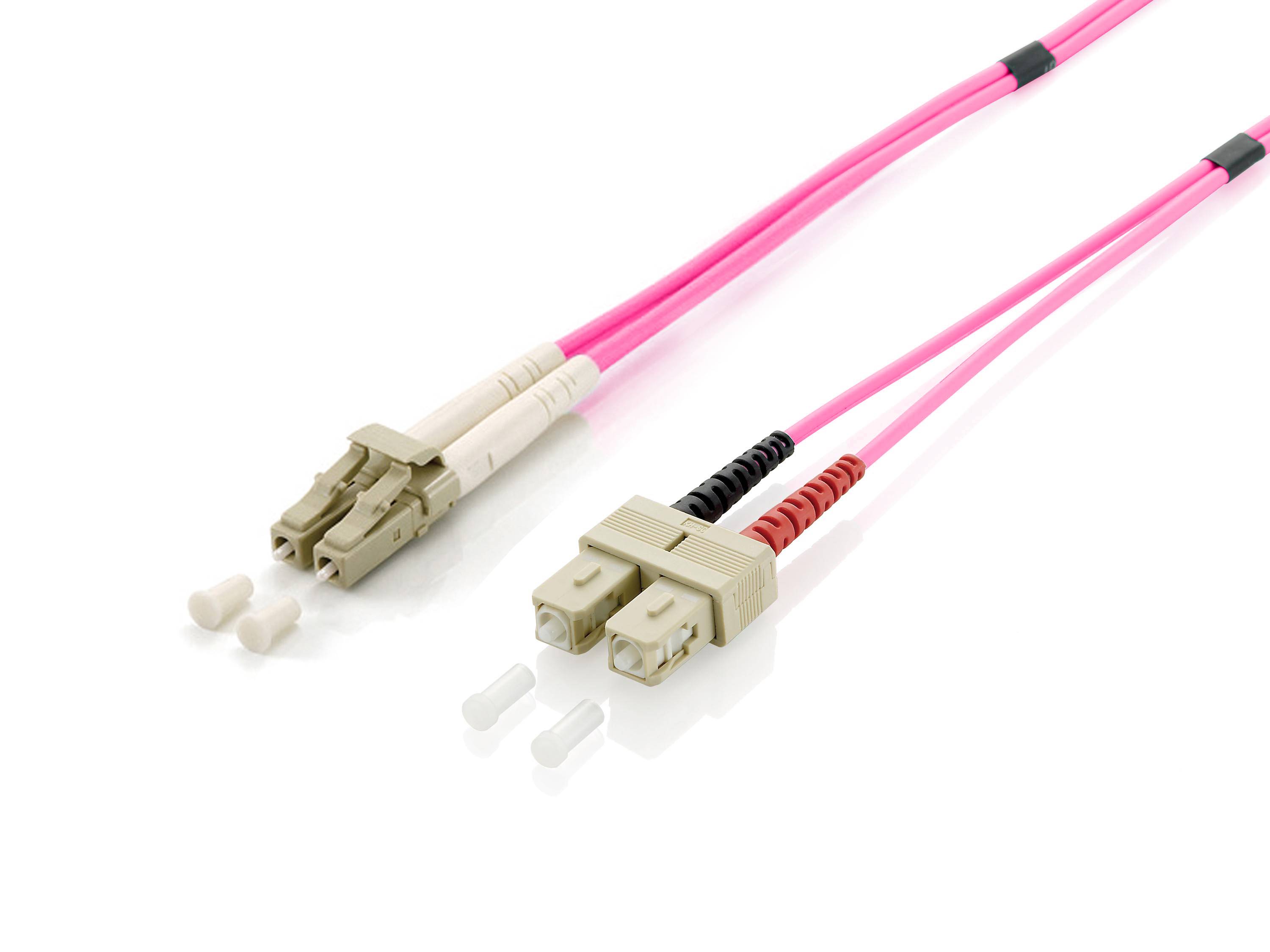 Zwei rosa Lichtwellenleiterkabel mit beigen Steckern, gezeigt auf weißem Hintergrund.