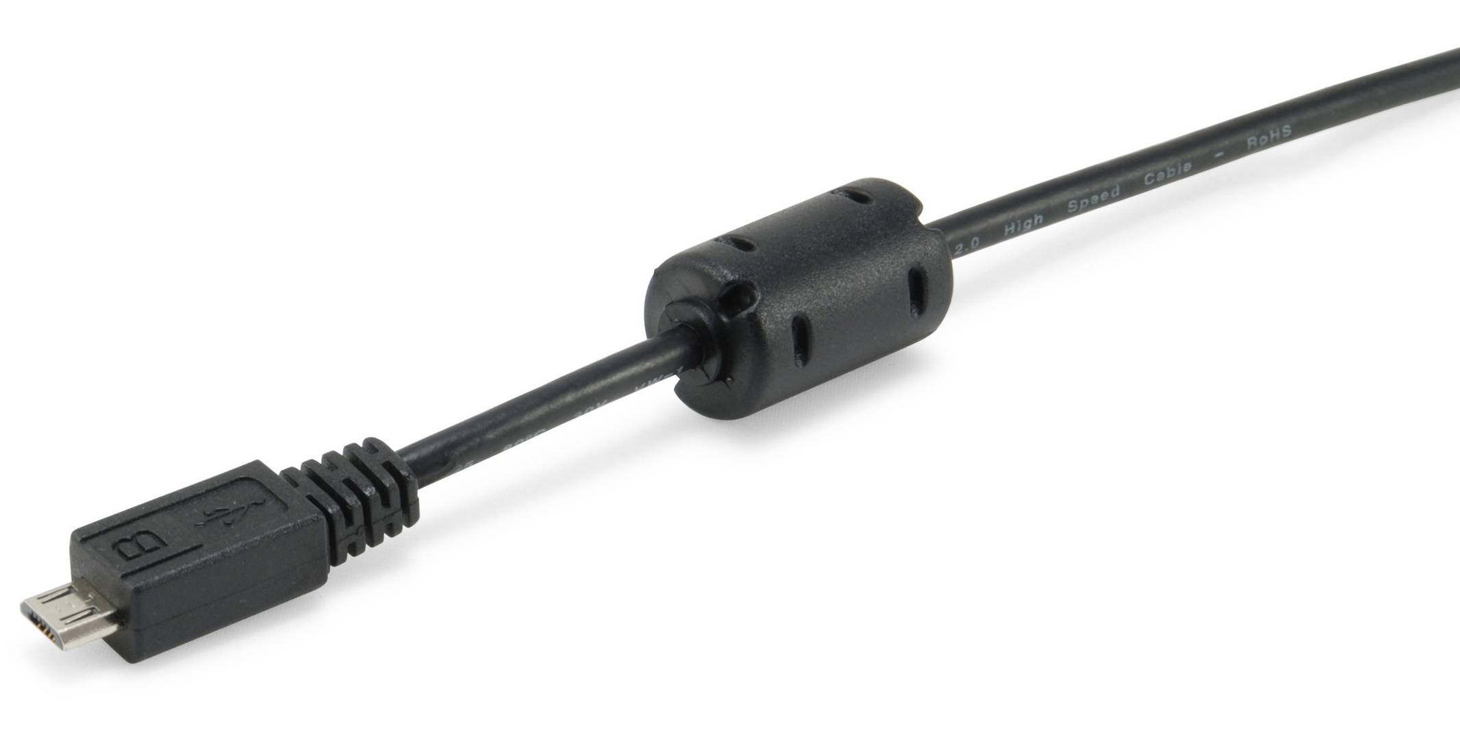 Nahaufnahme eines schwarzen Micro-USB-Kabels mit einem Ferritkern auf dem Kabel, dargestellt vor weißem Hintergrund.