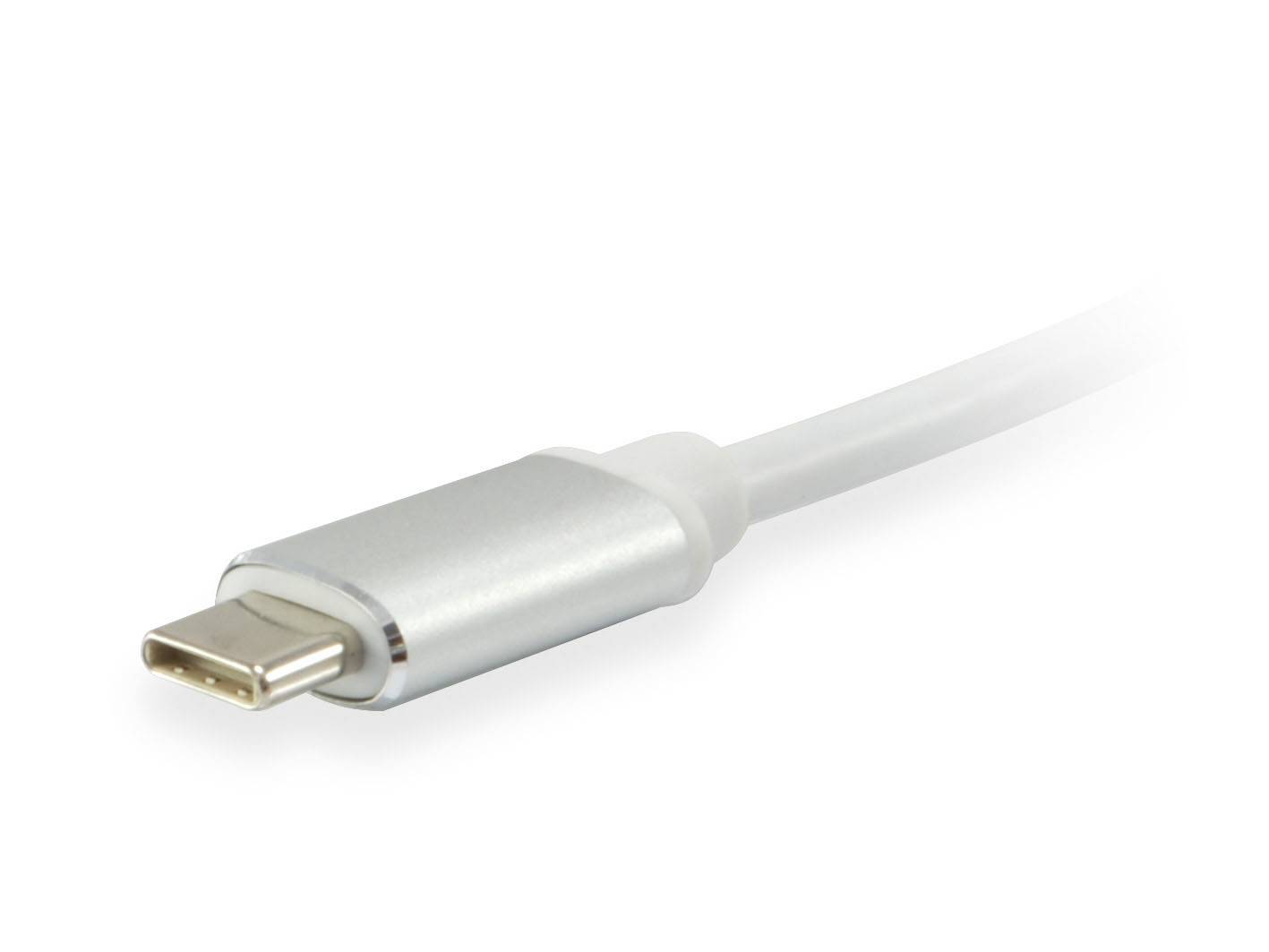 Silbernes USB-C-Ladekabel mit Stecker auf weißem Hintergrund, Nahaufnahme mit sichtbarer Steckerspitze.