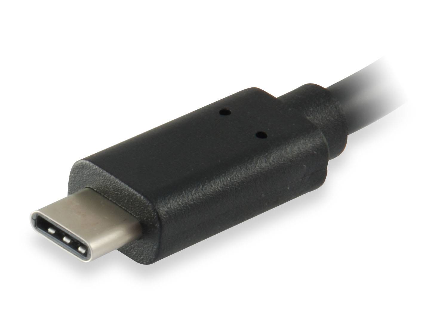 Nahaufnahme eines USB-C-Ladekabelsteckers mit schwarzem Kunststoffgehäuse und silberner Spitze auf weißem Hintergrund.