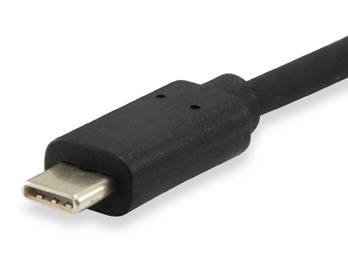 Nahaufnahme eines schwarzen USB-C-Kabelsteckers auf weißem Hintergrund.