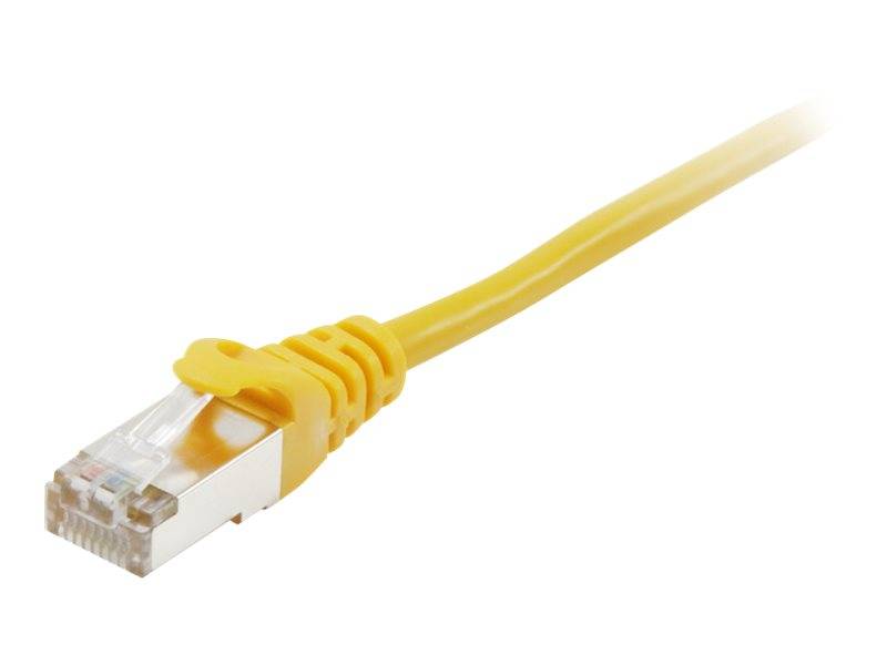 Gelbes Ethernet-Kabel mit einem RJ45-Netzwerkstecker auf weißem Hintergrund.