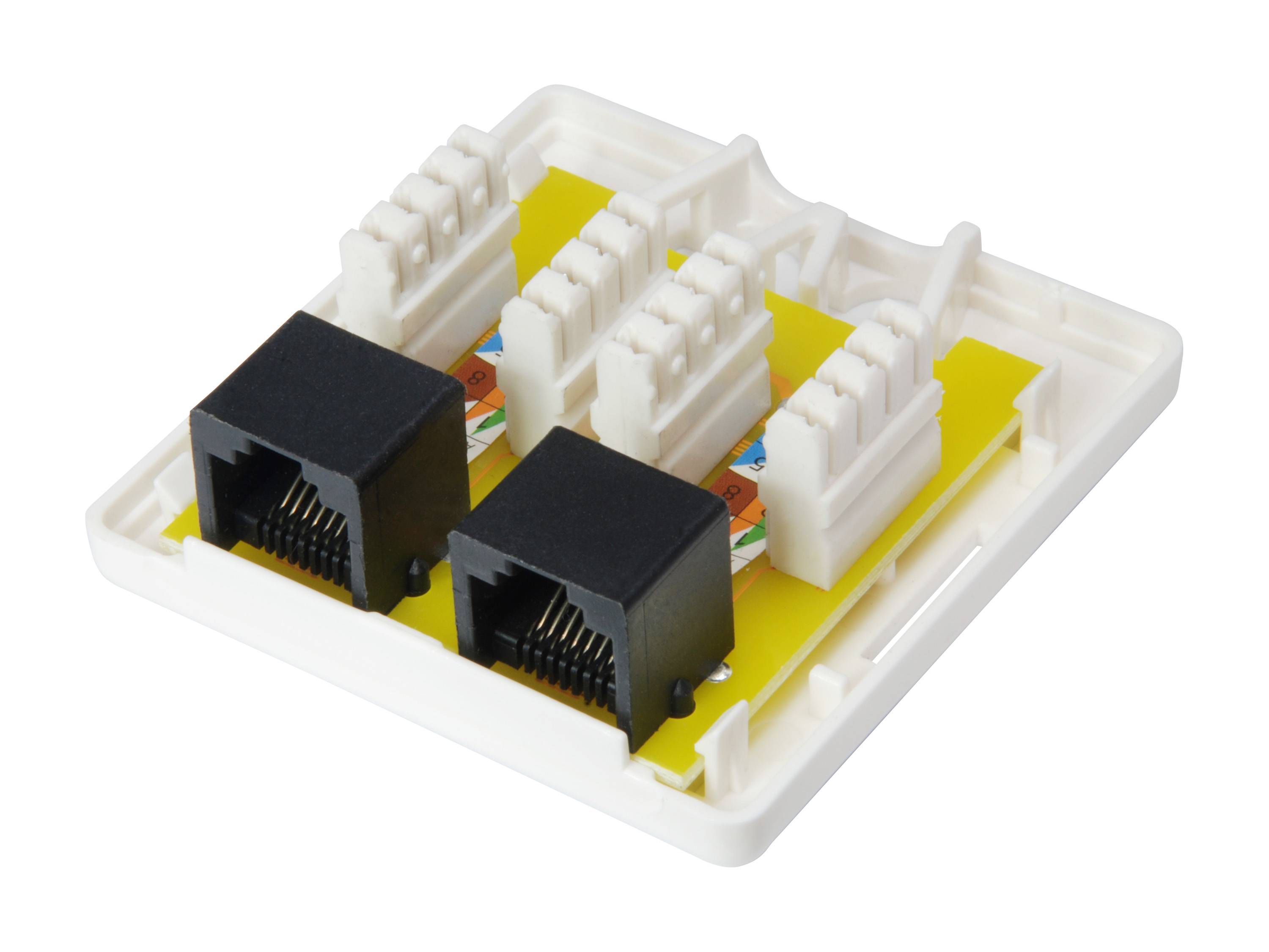 Nahaufnahme eines Netzwerk-Wandanschlusses mit zwei schwarzen Ethernet-Anschlüssen und weißen Verdrahtungssteckern auf einer gelben Leiterplatte.