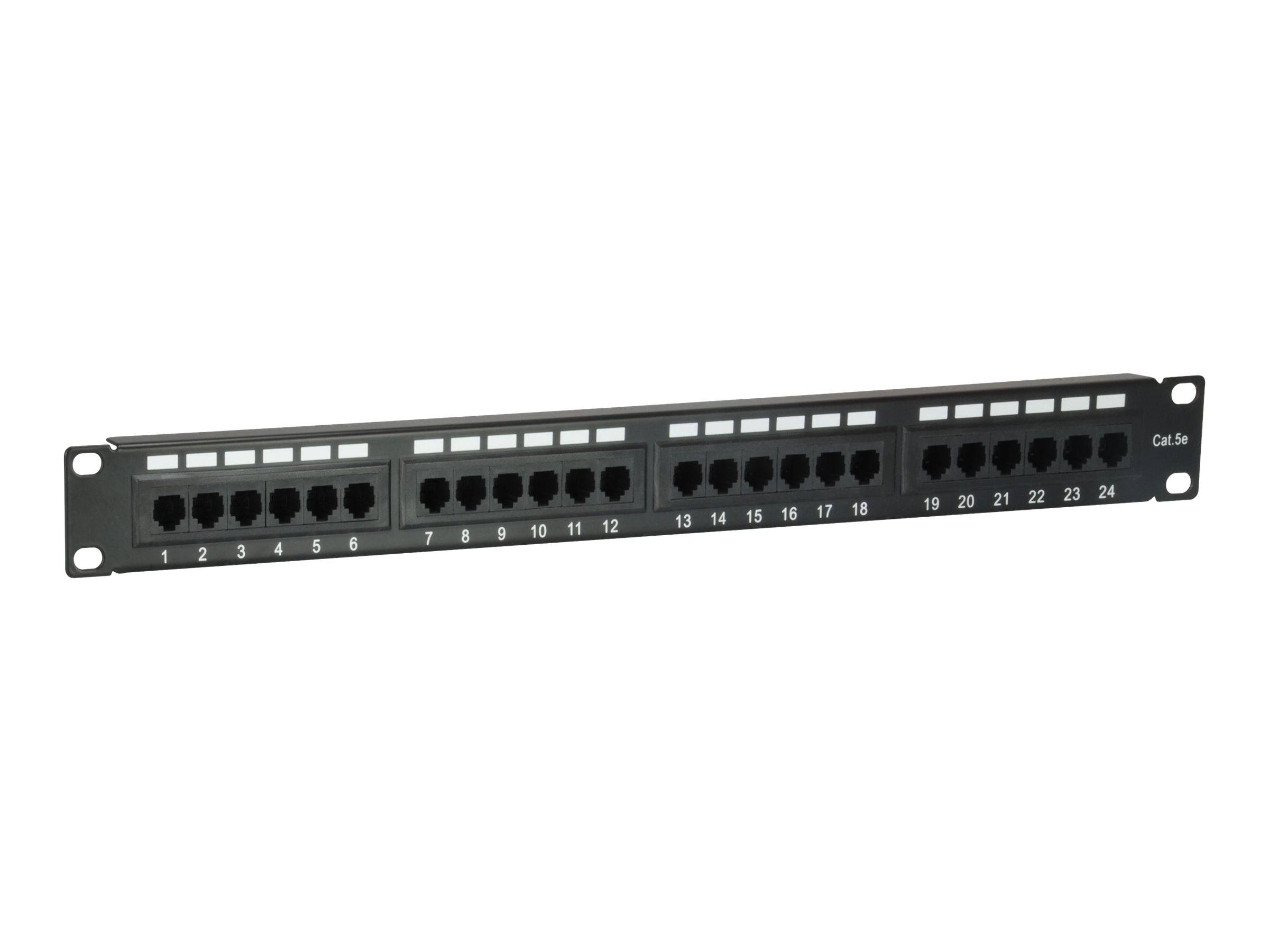 24-Port Cat 5e Patchpanel mit nummerierten Ethernet-Buchsen und Rack-Montageklammern auf weißem Hintergrund