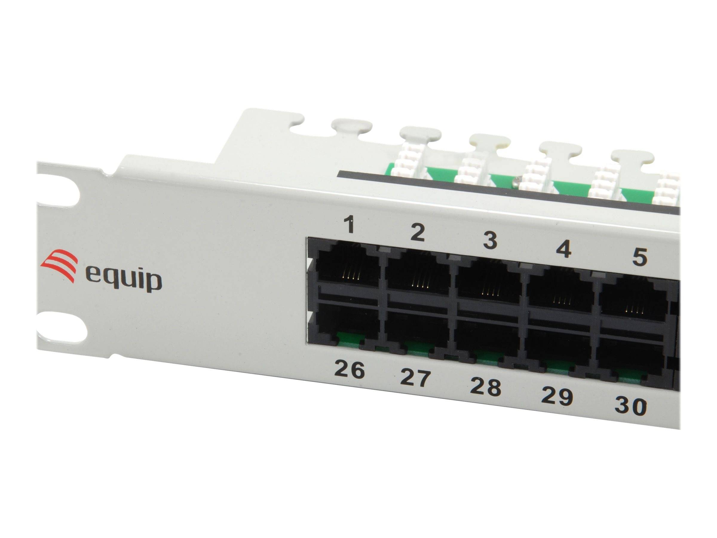 Nahaufnahme einer Equip-Netzwerk-Switch-Frontplatte mit sichtbaren nummerierten Ethernet-Ports 1–5 und 26–30.
