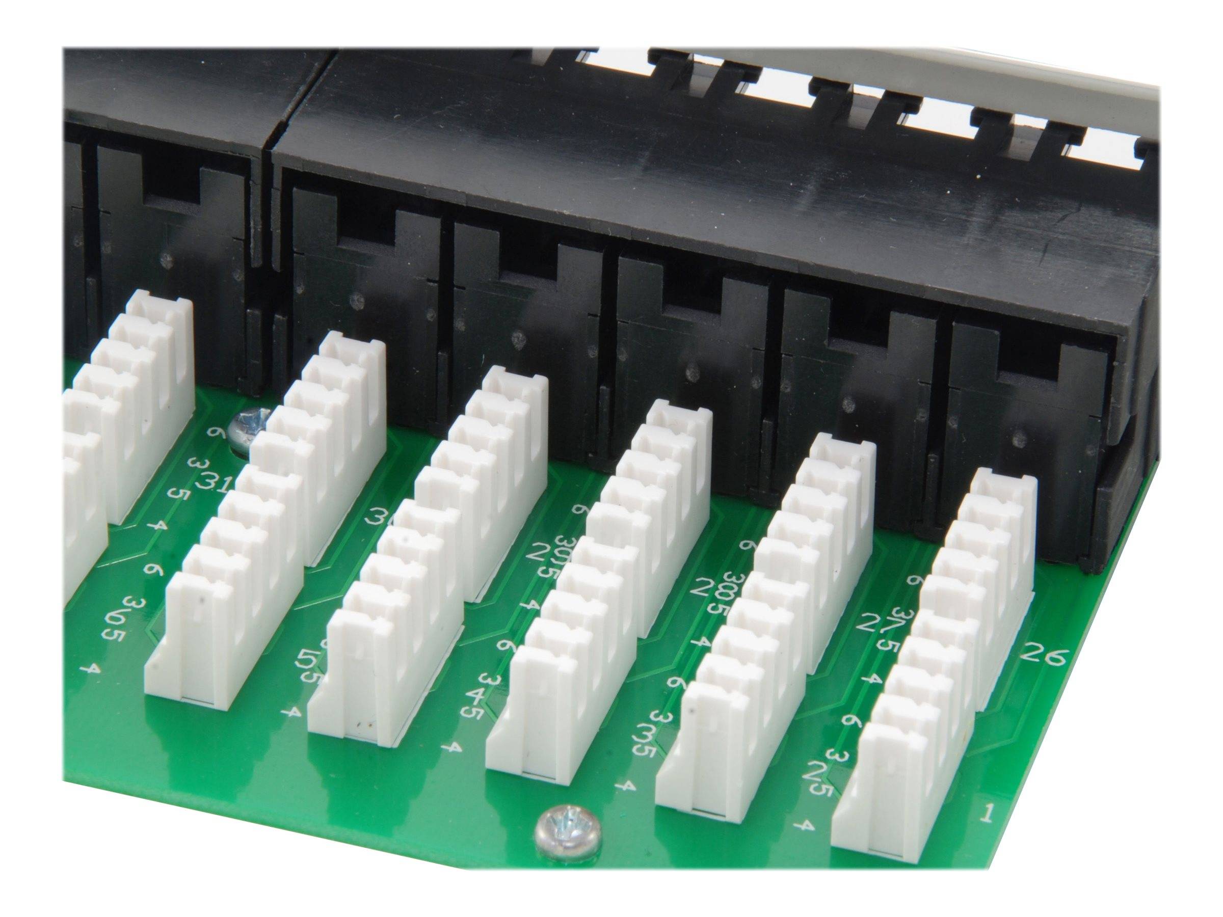 Nahaufnahme einer grünen Leiterplatte mit Reihen von weißen Steckverbindern und einem schwarzen Anschlussblock, die ein elektronisches Schnittstellenpanel zeigt.