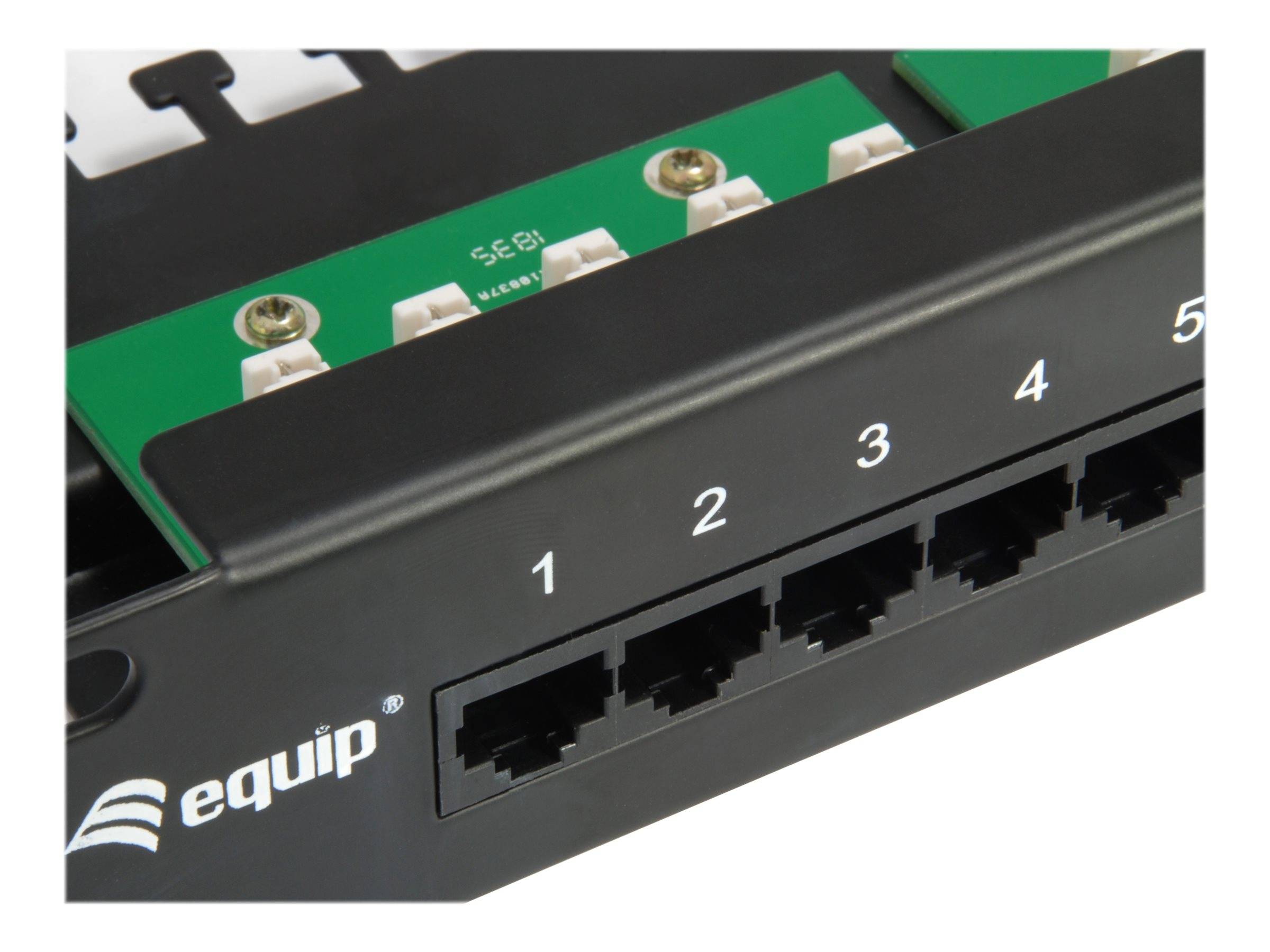 Nahaufnahme eines schwarzen 5-Port-Netzwerk-Switches mit nummerierten Ethernet-Anschlüssen und dem Logo 