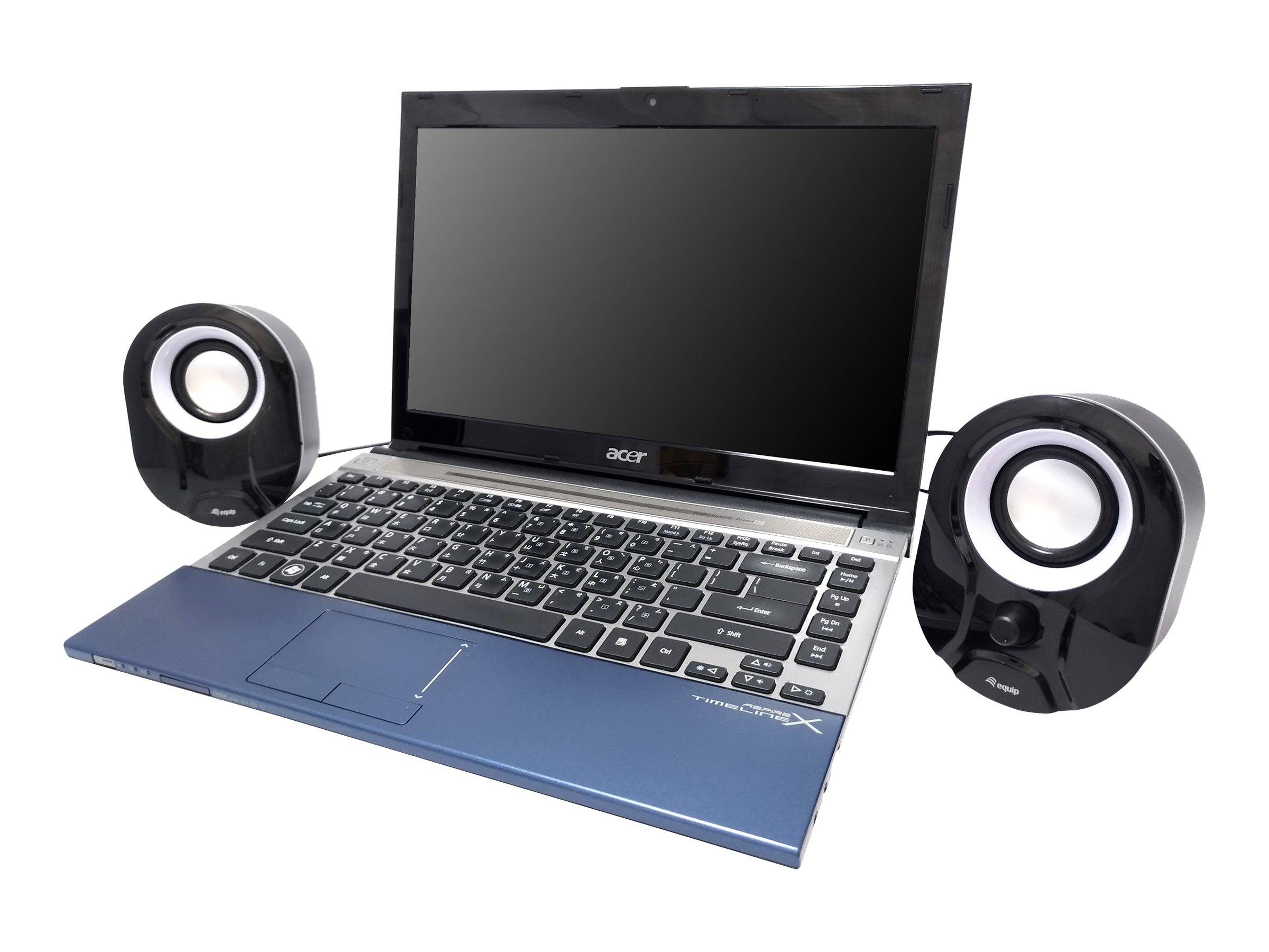Laptop mit leerem Bildschirm, flankiert von zwei kleinen Lautsprechern auf weißem Hintergrund, zeigt eine tragbare Computeraudio-Einrichtung.