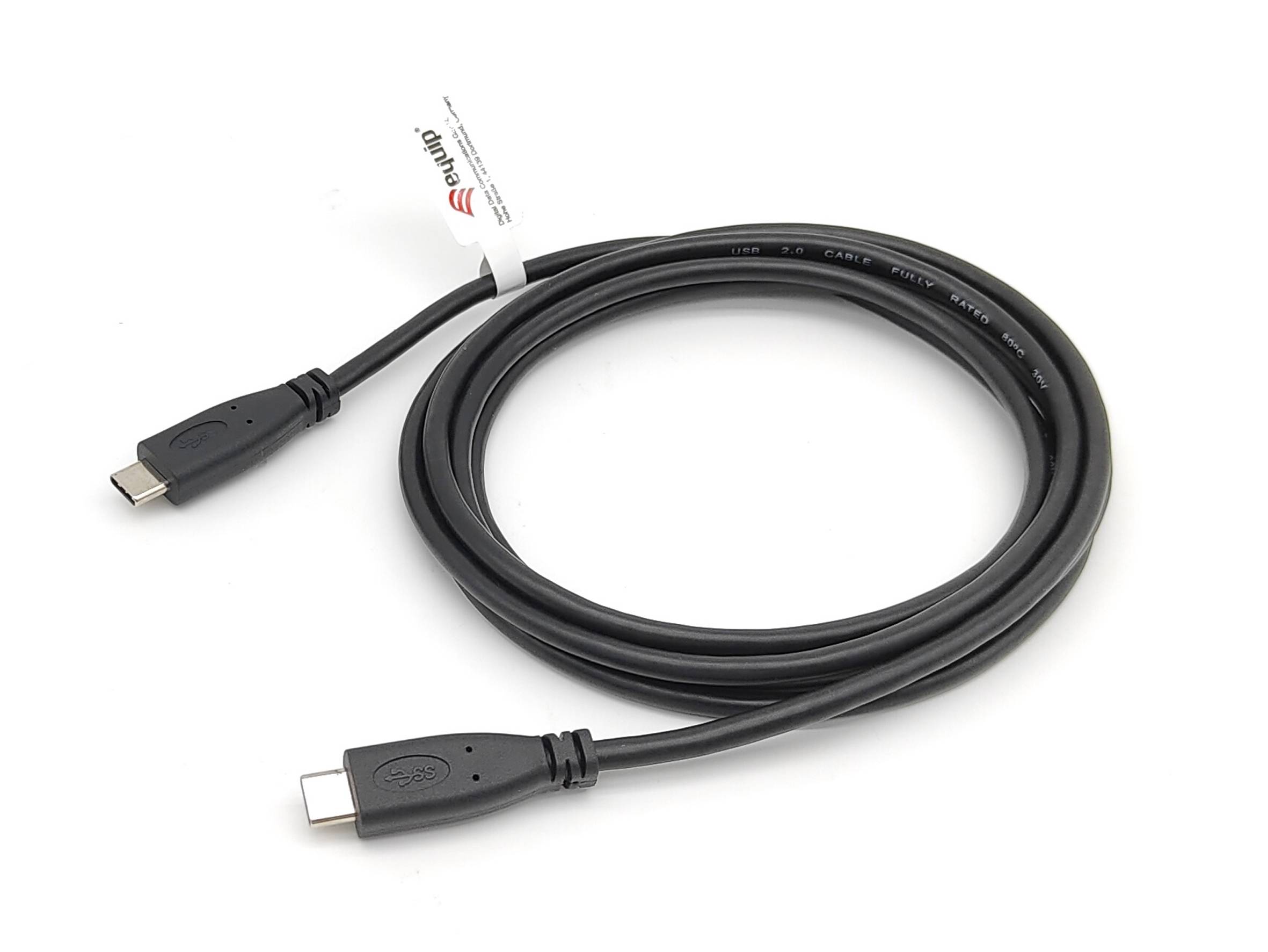 Schwarzes USB-C-Kabel aufgerollt auf weißem Hintergrund, mit Steckverbindern an beiden Enden und einem kleinen Produktetikett angebracht.