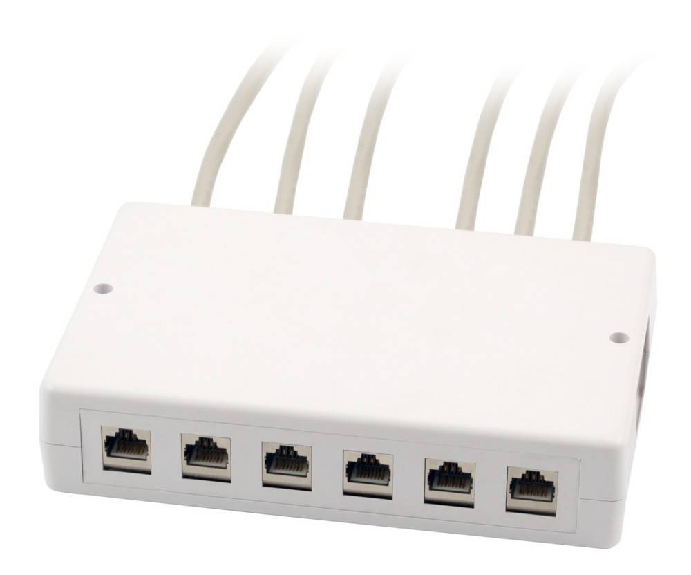 Weißer Netzwerk-Hub mit fünf Ethernet-Anschlüssen und angeschlossenen Kabeln, der zur Verbindung mehrerer Computer in einem einzigen Netzwerk verwendet wird.