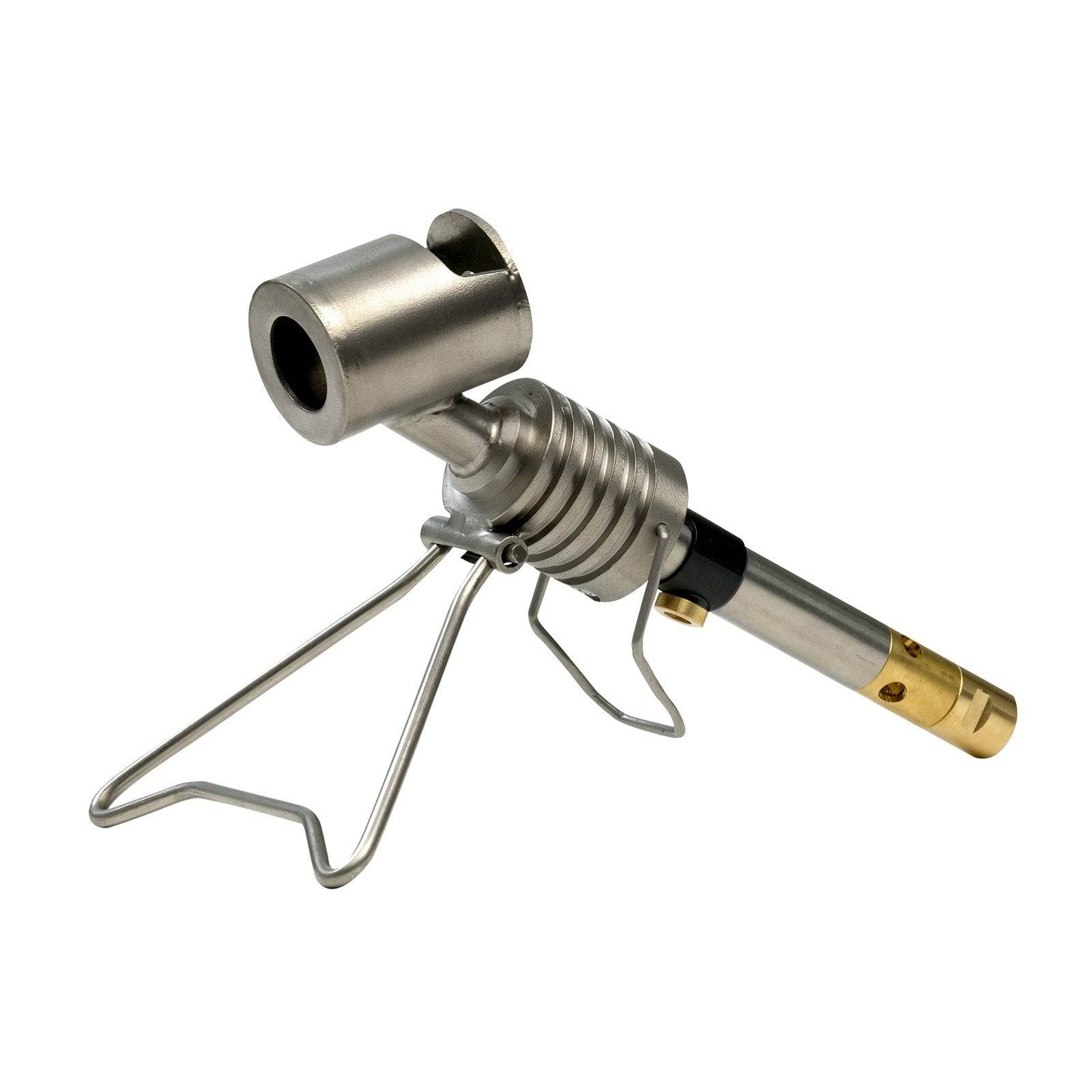 Eine Metallpfeife mit robuster Konstruktion sitzt auf einem Ständer. Sie verfügt über eine zylindrische Pfeifenkopf und einen goldfarbenen Schaft, der ihre Handwerkskunst unterstreicht.