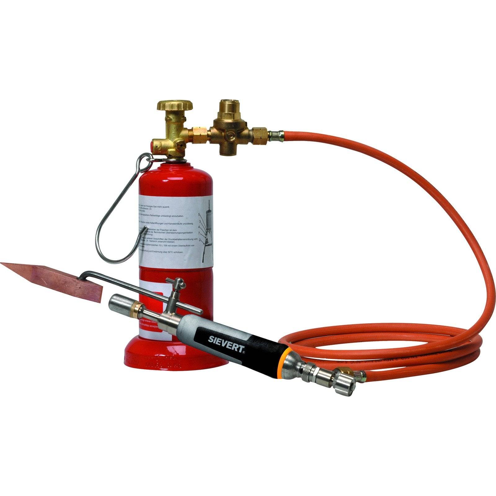 Roter Propan-Brenner mit Flammdüse, verbunden mit einem orangefarbenen Schlauch und Gasflasche. Verwendet für Schweißen, Löten oder Heizaufgaben.