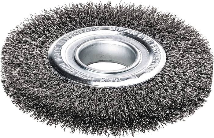 Kreisförmige Drahtbürsten-Aufsatz mit Metallborsten und einem zentralen Befestigungsloch, auf dem Metallrand mit der Aufschrift 