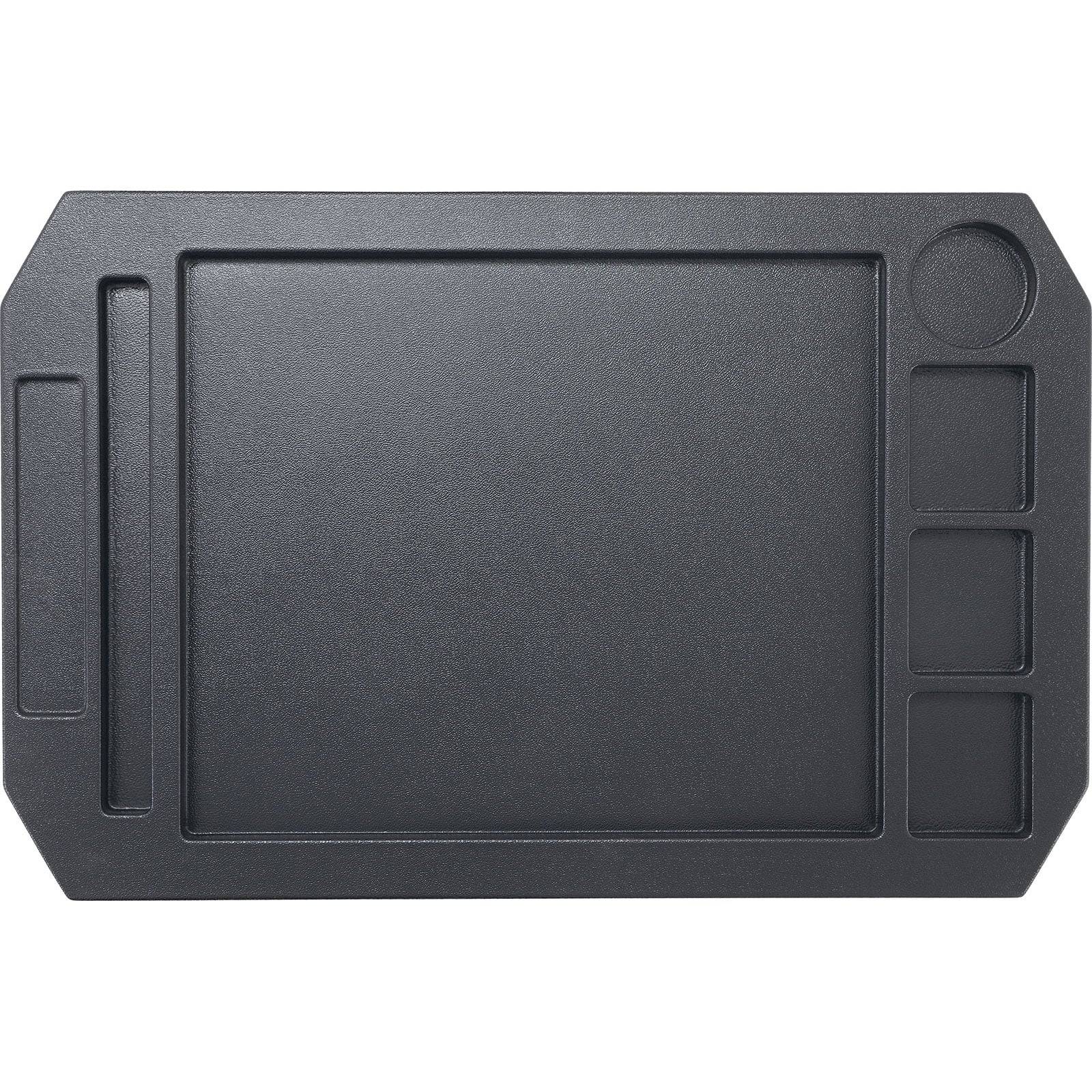 Eine schwarze rechteckige Silikonbackmatte mit mehreren Fächern zur Organisation von Küchenutensilien oder -zutaten.