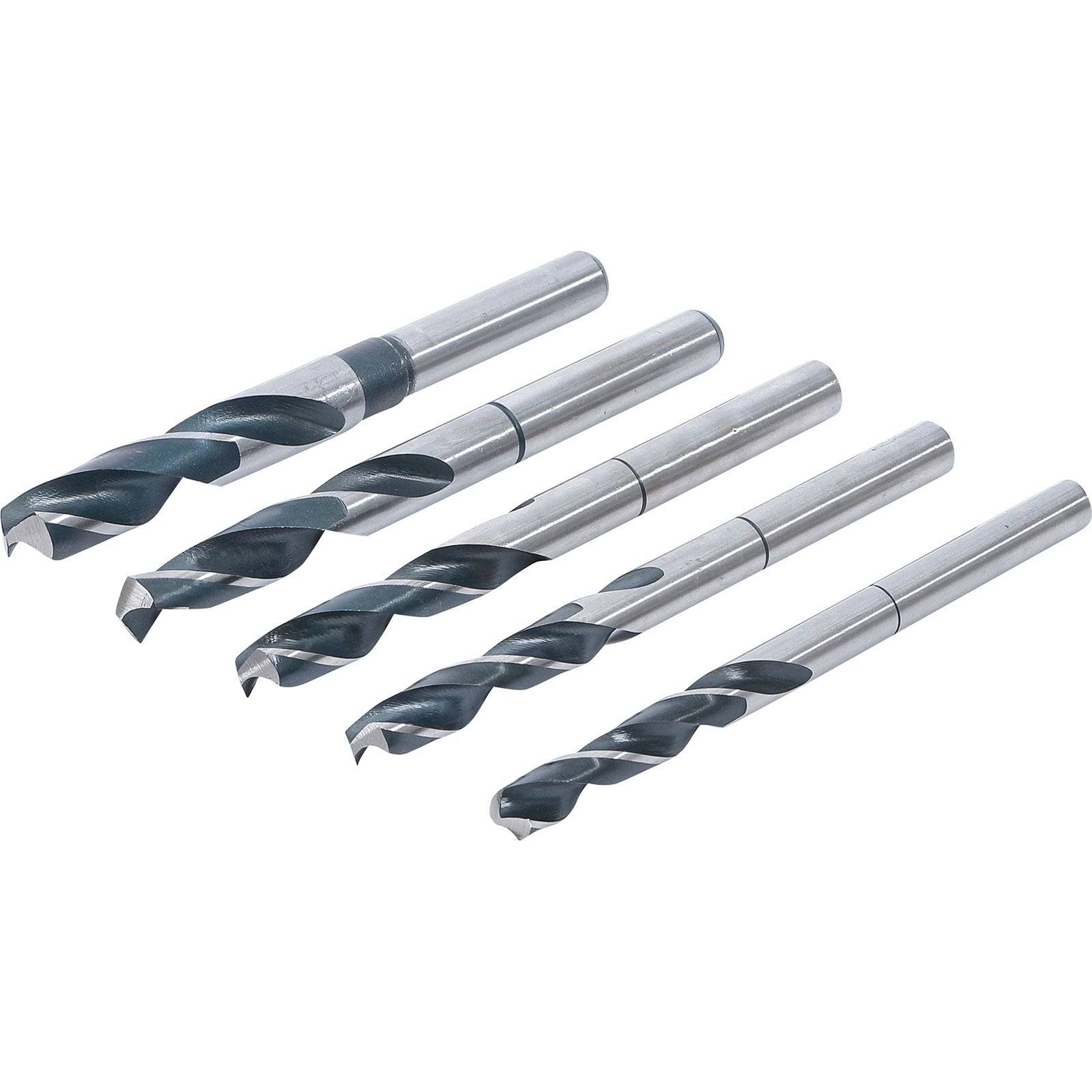 Fünf Metallbohrer, in einer Reihe auf weißem Hintergrund angeordnet, jeder mit einer Spiralstruktur, die zum Bohren in verschiedene Materialien verwendet wird.