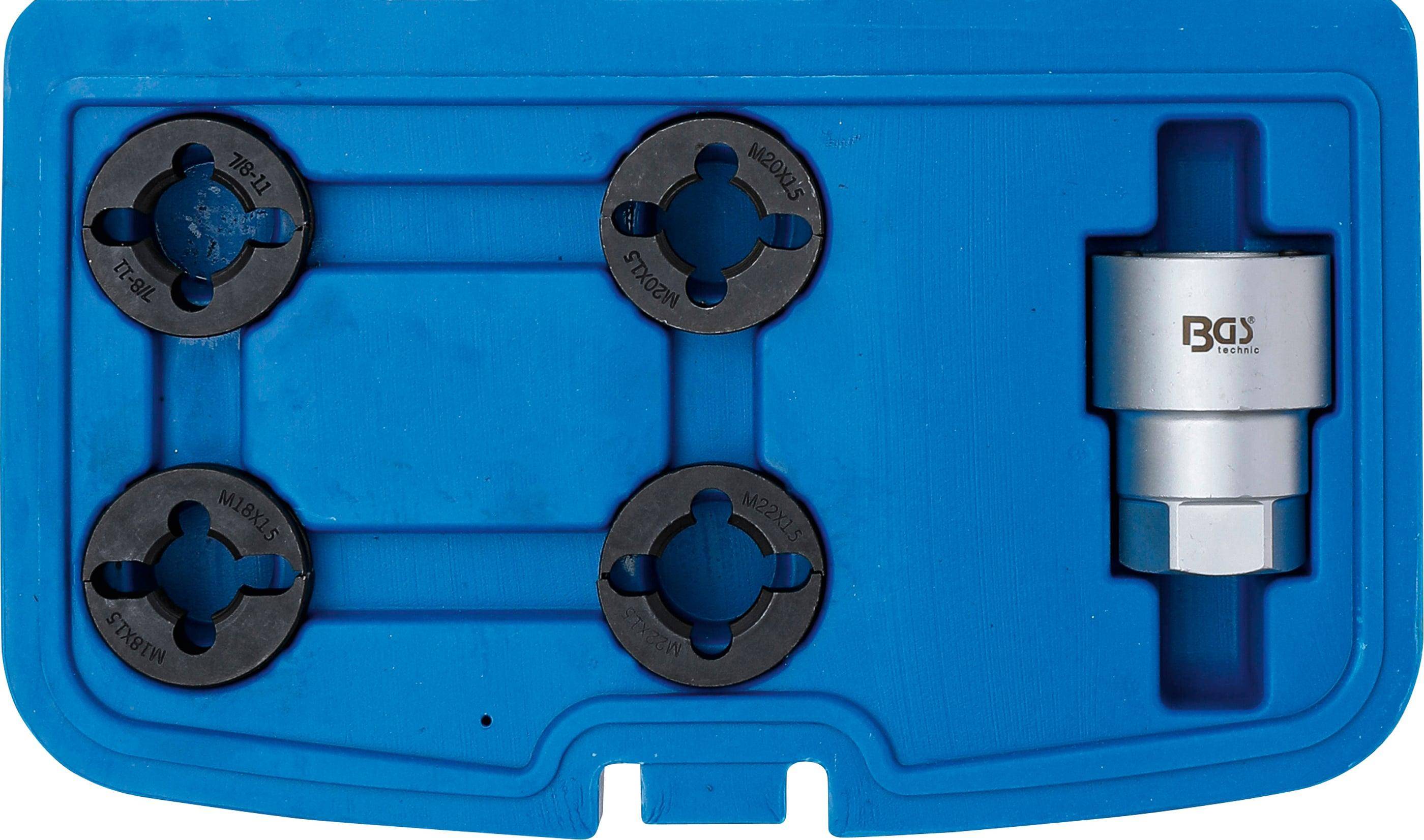 Nahaufnahme einer blauen mechanischen Komponente mit vier kreisförmigen Metallverbindern, die mit Messwerten gekennzeichnet sind, Teil eines Werkzeugs oder einer Maschine.