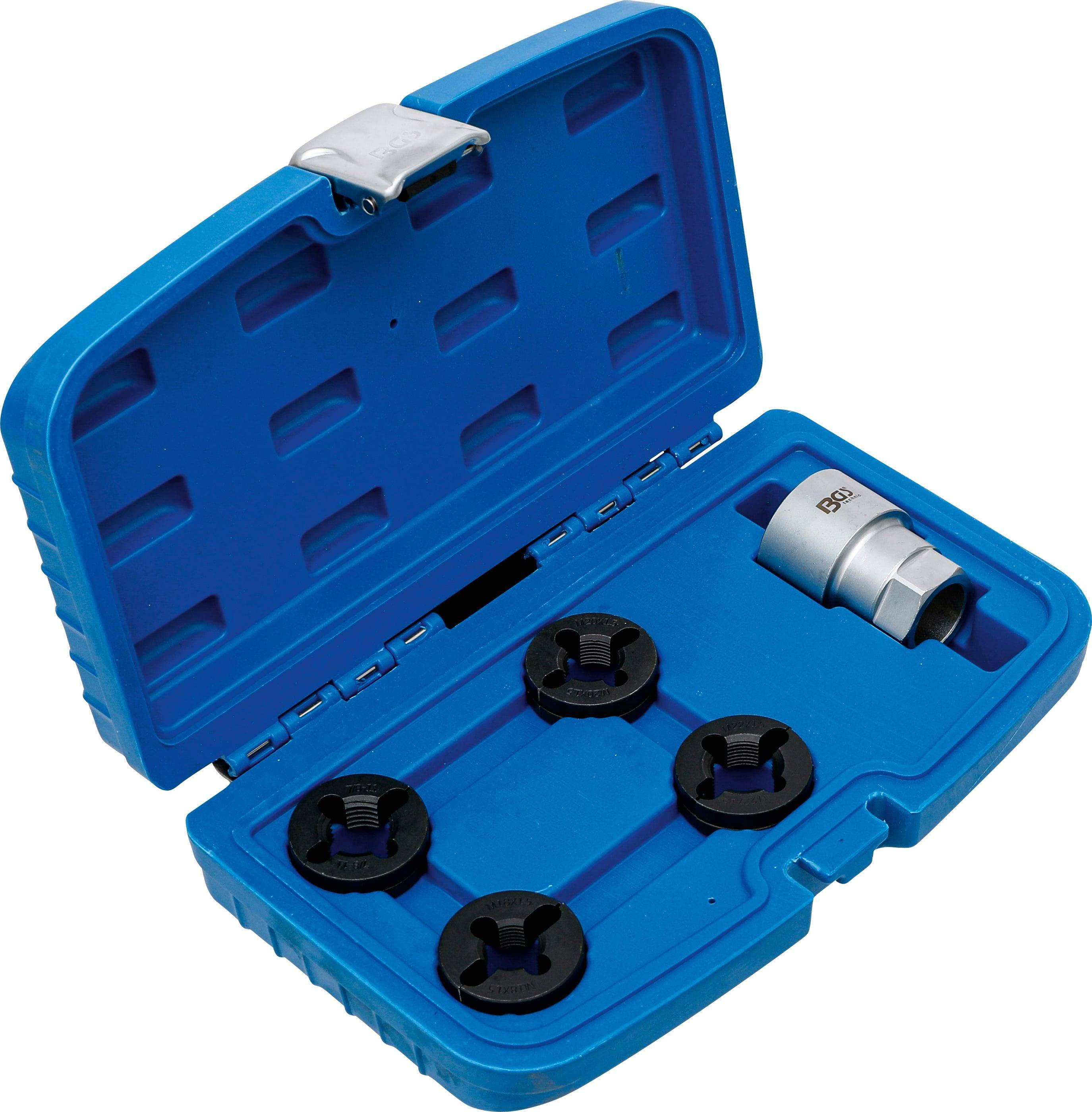 Ein offener blauer Steckdosensatz-Koffer, der fünf Steckdosen im Inneren zeigt, die organisiert sind und für mechanische Arbeiten oder Autoreparaturen konzipiert sind.