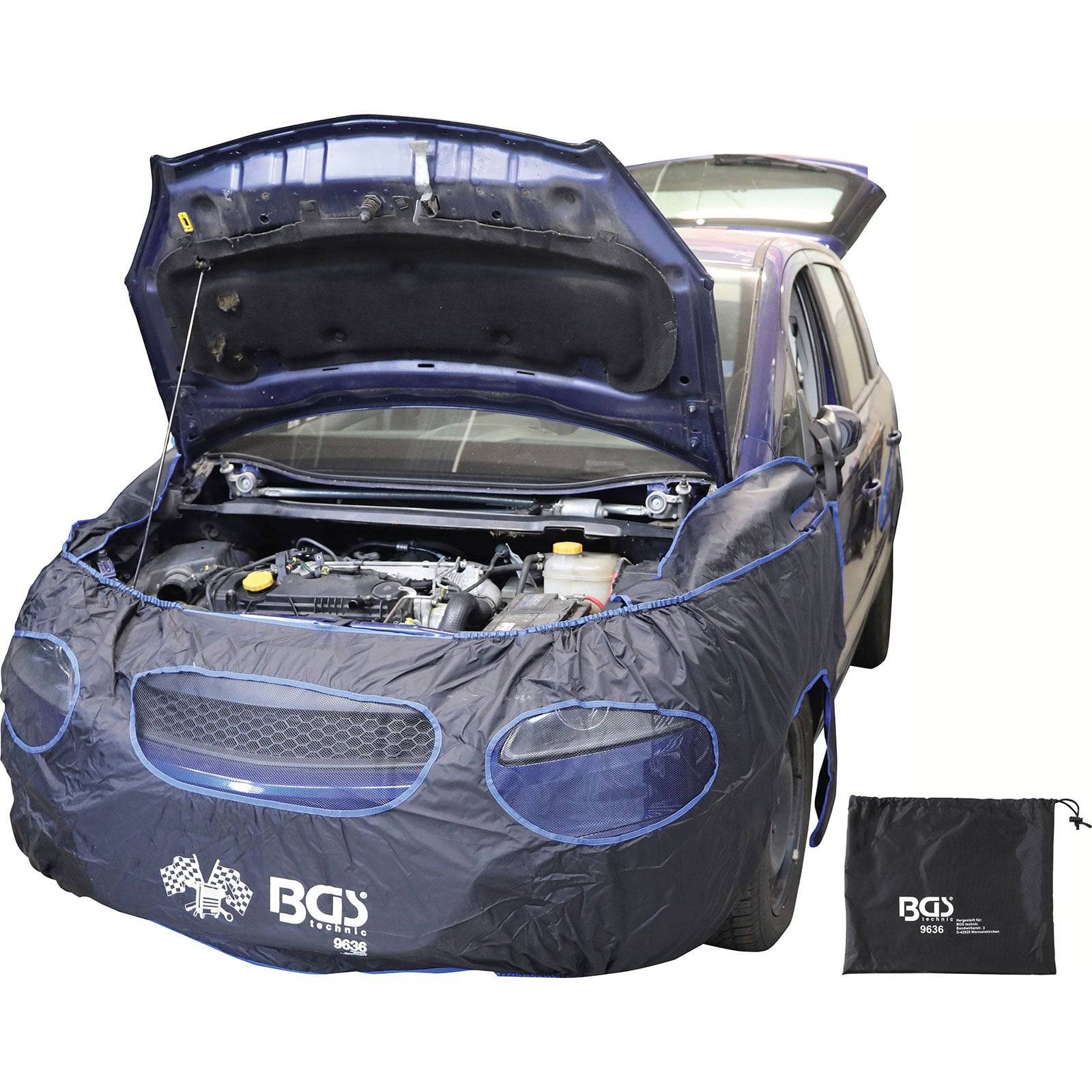 Ein blauer Wagen mit offener Motorhaube ist unter einer schwarzen Schutzabdeckung verborgen. Die Abdeckung und die danebenliegende Verpackung tragen die 'BGS'-Markierung.
