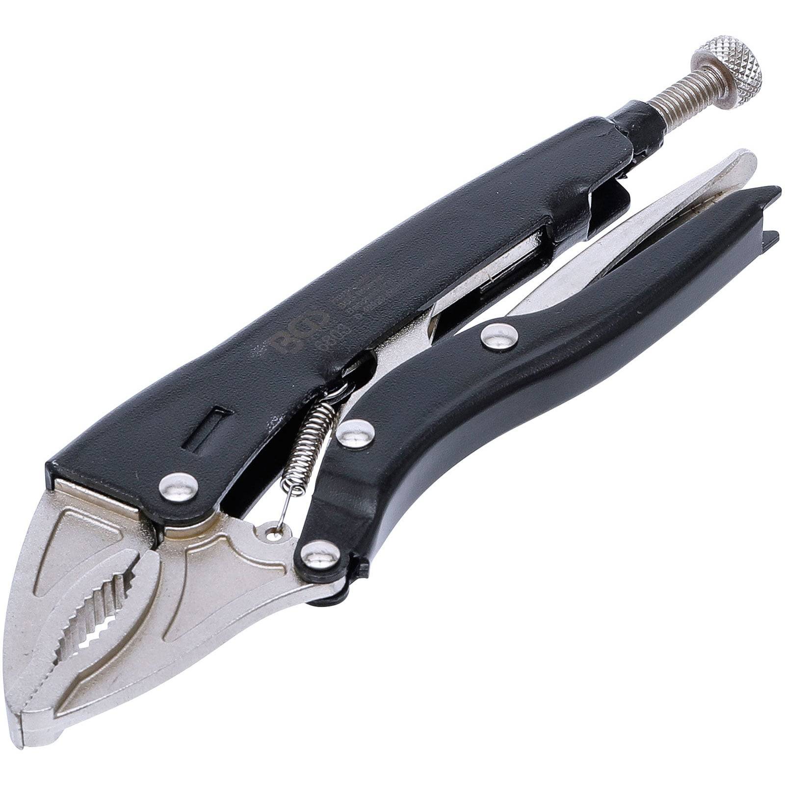 Eine Zange aus Metall mit schwarzem Griff, die mit einer verstellbaren Schraube und gekrümmten Backen versehen ist und zum Greifen, Festhalten oder Drehen von Gegenständen verwendet wird.