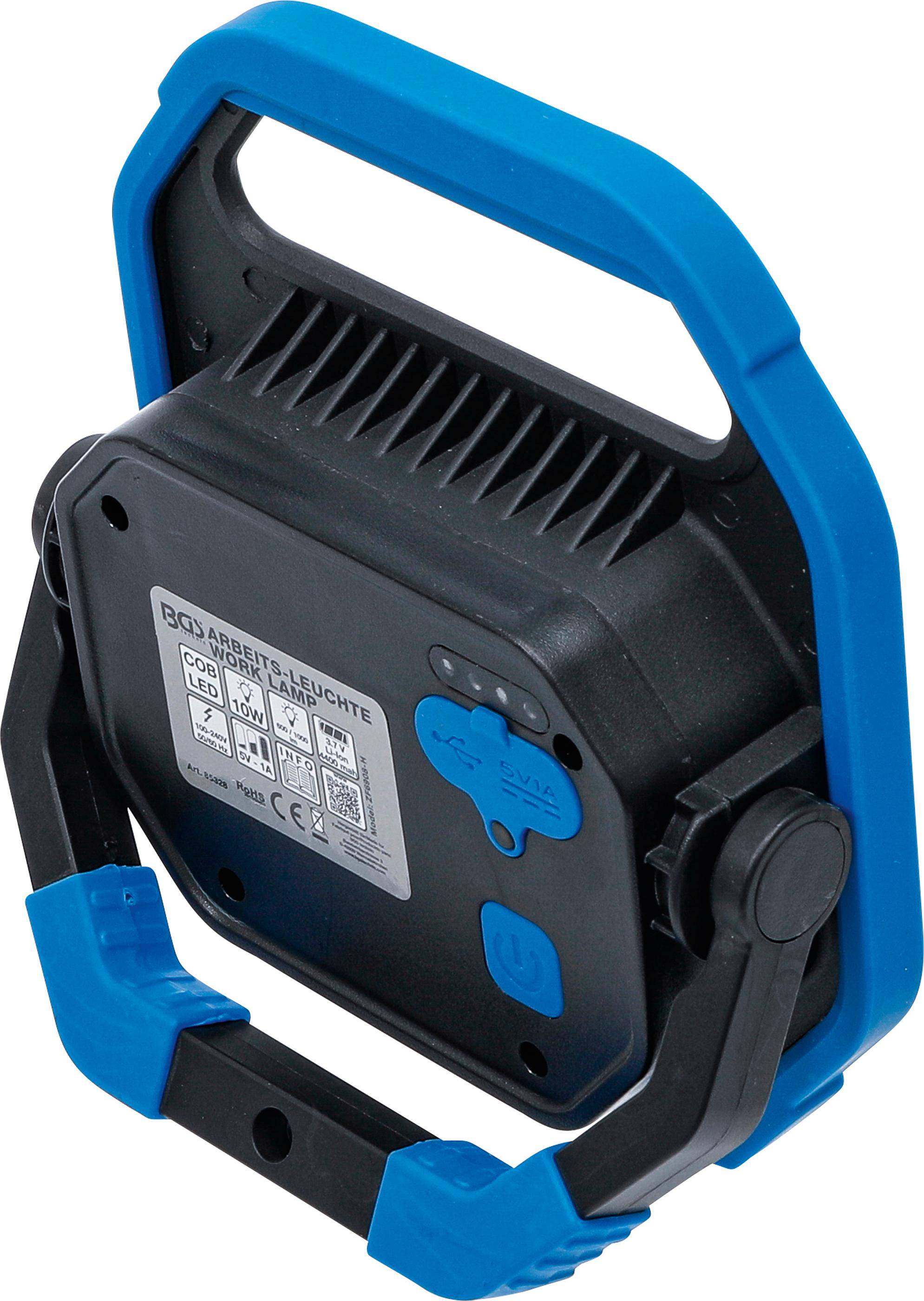Eine tragbare LED-Arbeitsleuchte mit blauem Griff und schwarzem Gehäuse, die eine Rückansicht mit Tasten und einem Etikett mit Produktdetails zeigt.