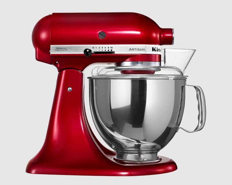 Roter KitchenAid Artisan Standmixer mit Edelstahlmischschüssel und durchsichtigem Schutzschild auf weißem Hintergrund.