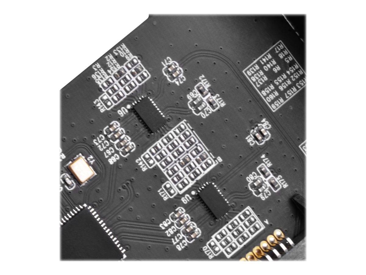 Nahaufnahme einer schwarzen Leiterplatte mit mehreren Mikrochips, Lötflächen und weißen Bauteilbeschriftungen.