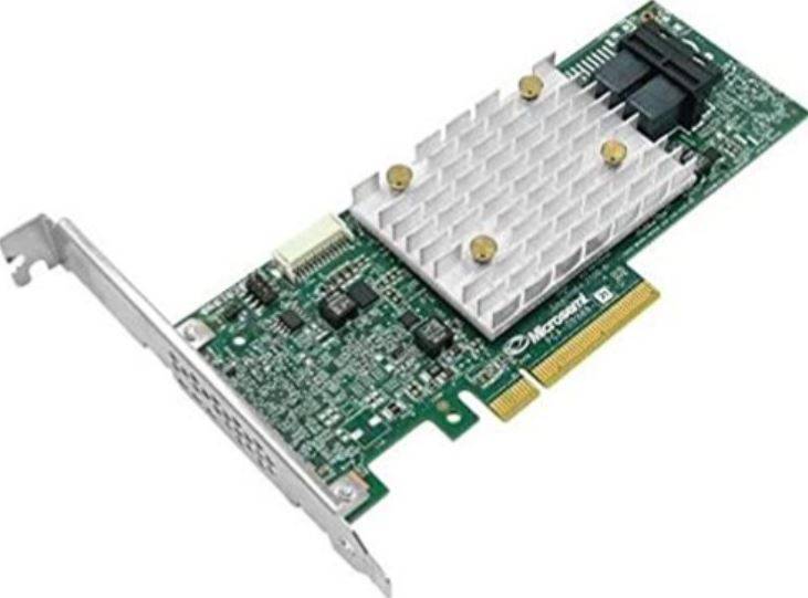PCIe-Netzwerkadapterkarte mit Metallhalterung und großem silbernem Kühlkörper auf einer grünen Leiterplatte, dargestellt auf weißem Hintergrund.