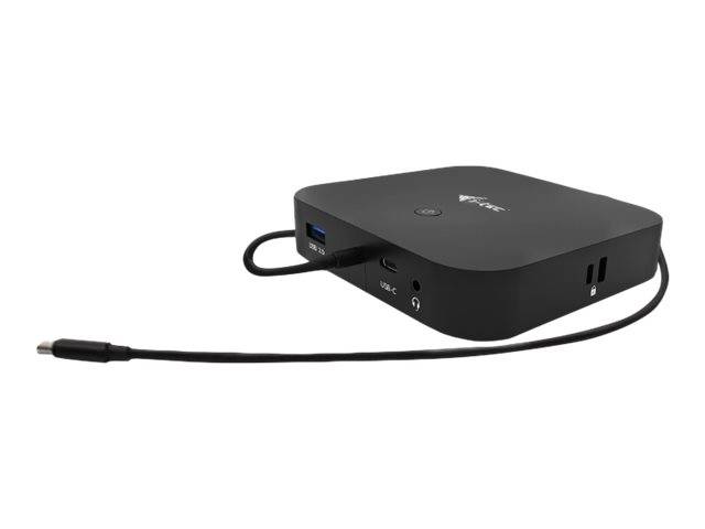 Kompakte schwarze Media-Hub mit angeschlossenem USB-C-Kabel, gezeigt mit Frontanschlüssen einschließlich USB, Audiobuchse und Stromanzeige auf weißem Hintergrund