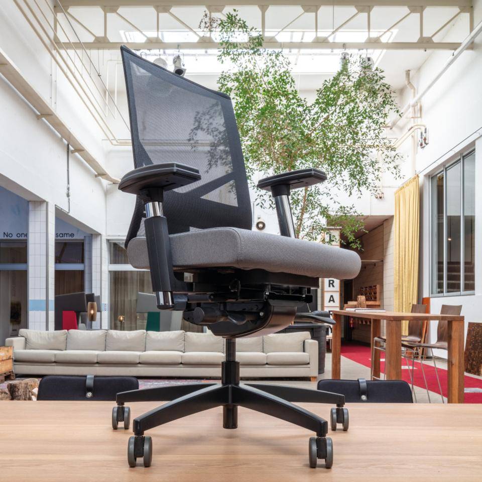 Premium Bürostuhl Lezgo Orange Air KN, für Büro und Homeoffice, schwarz