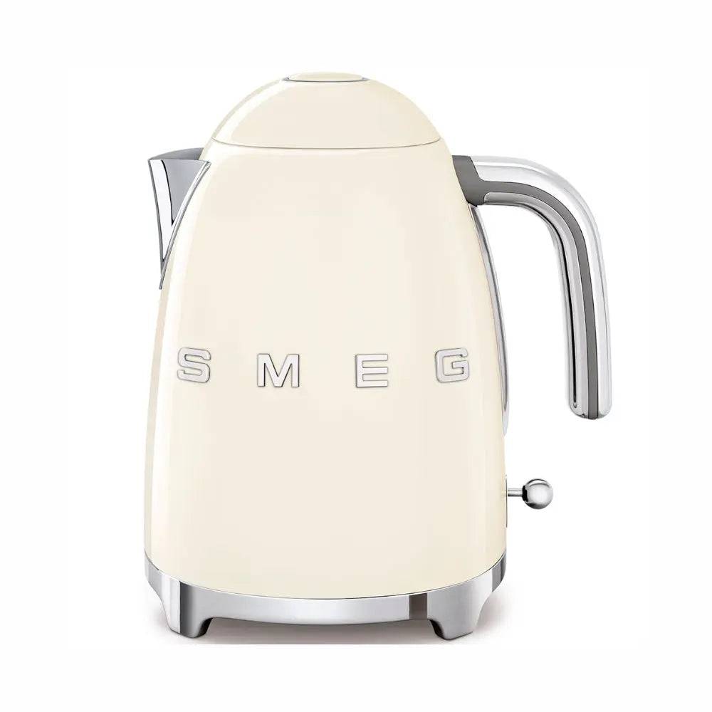 Cremefarbener SMEG Elektrokessel mit Chromgriff und Ausguss auf weißem Hintergrund.