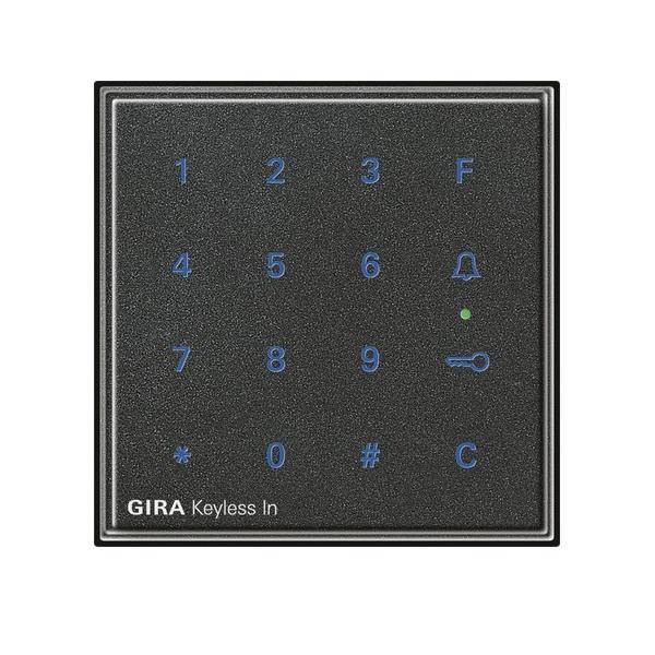 Eine schwarze Tastatur mit blauen Zahlen von 0-9 und Funktionstasten, einschließlich Löschen, Eingabe und einem Glockensymbol. Beschriftet mit 'GIRA Keyless In'.