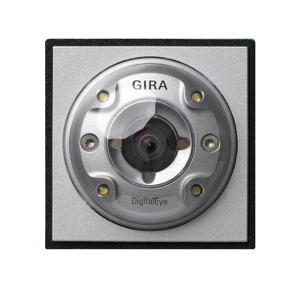 Sicherheitskamera-Objektiv mit der Bezeichnung 'GIRA DigitalEye' auf einer quadratischen Metallplatte, konzipiert für die Überwachung in verschiedenen Umgebungen.