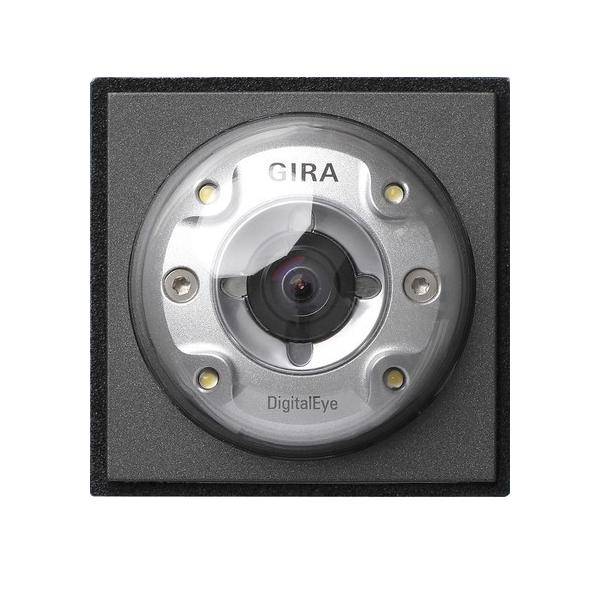 Eine Nahaufnahme eines Gira DigitalEye, die seine Linse und umgebende Komponenten zeigt, die in ein quadratisches Panel eingebettet sind.