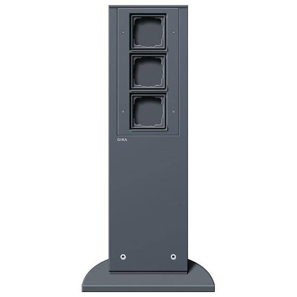 Ein hoher, schlanker schwarzer Standpanel mit drei vertikal angeordneten leeren Steckdurchbrüchen. Der Markenname ist auf der linken Seite sichtbar.