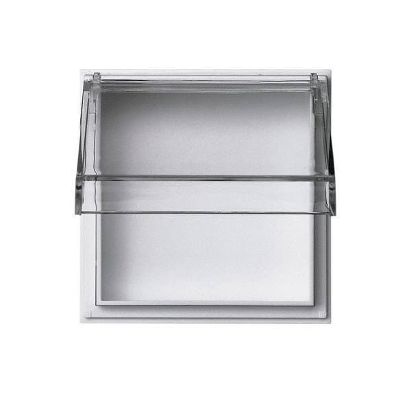 Eine quadratische, transparente, scharnierartige Abdeckung auf einer Lichtschalterblende.