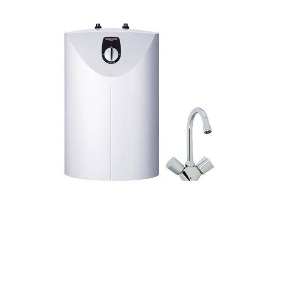 Ein weißer elektrischer Wasserboiler mit einem schwarzen Bedienfeld, begleitet von einem silbernen Wasserhahn rechts daneben, vor einem schlichten Hintergrund.