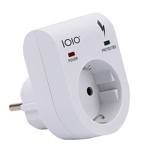 Weißer Stecker-Überspannungsschutz-Adapter mit einer Steckdose, Stromversorgung- und Schutzindikatorleuchten sowie einem Blitzsymbol.