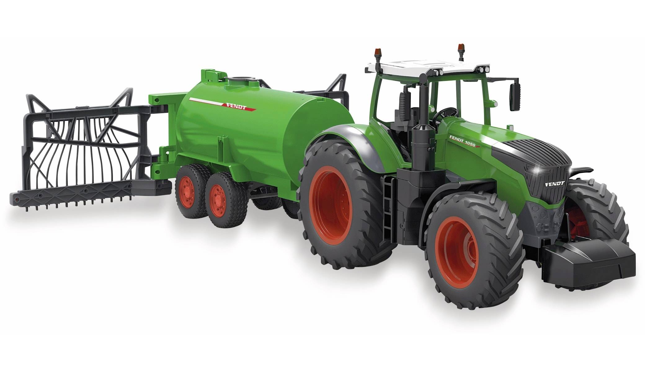 Grüner Fendt-Traktor, der einen großen Tankwagen-Anhänger mit hinterer Streueinrichtung zieht, auf weißem Hintergrund dargestellt.