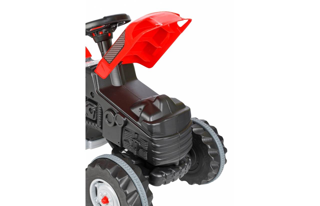 Nahaufnahme eines rot-schwarzen Trettraktor-Spielzeugs mit Sitz, Lenkrad und großen Rädern auf weißem Hintergrund.