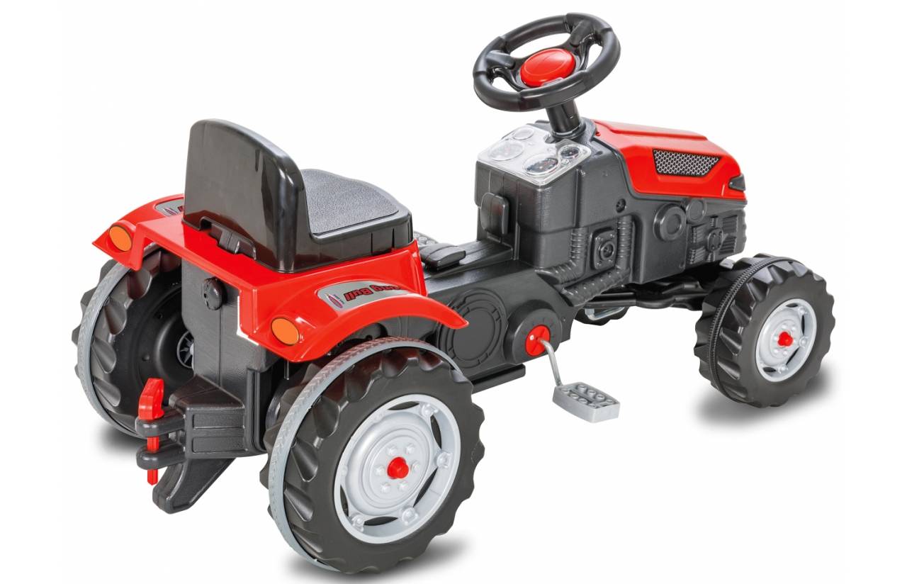 Roter Spielzeug-Aufsitztraktor mit Lenkrad, grauem Sitz und großen schwarzen Rädern auf weißem Hintergrund.