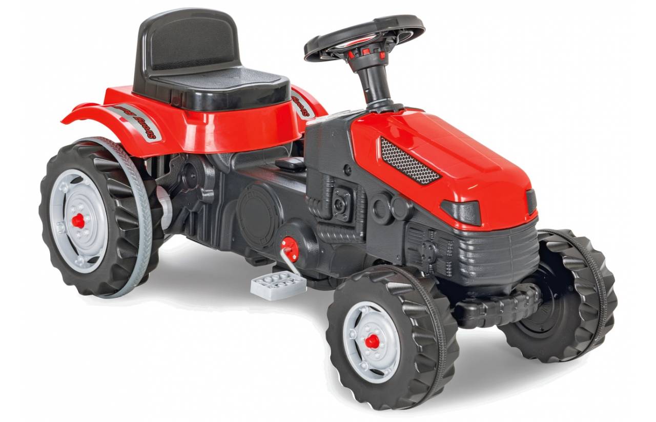 Roter Spielzeug-Trettraktor mit schwarzem Sitz und Lenkrad, in der Seitenansicht auf weißem Hintergrund dargestellt.