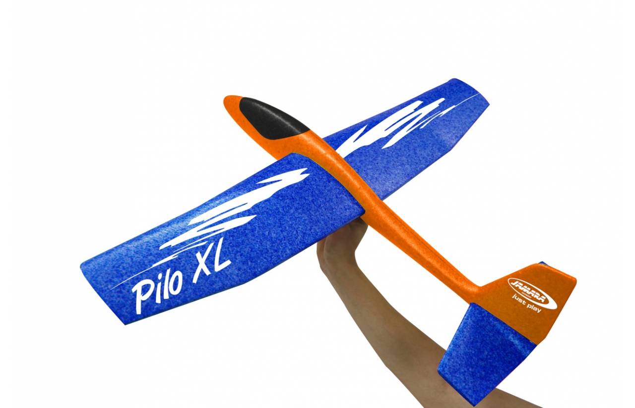 Ein blau-orangefarbenes P110 XL Schaumstoff-Segelflugzeug wird von Hand gegen einen weißen Hintergrund gestartet.