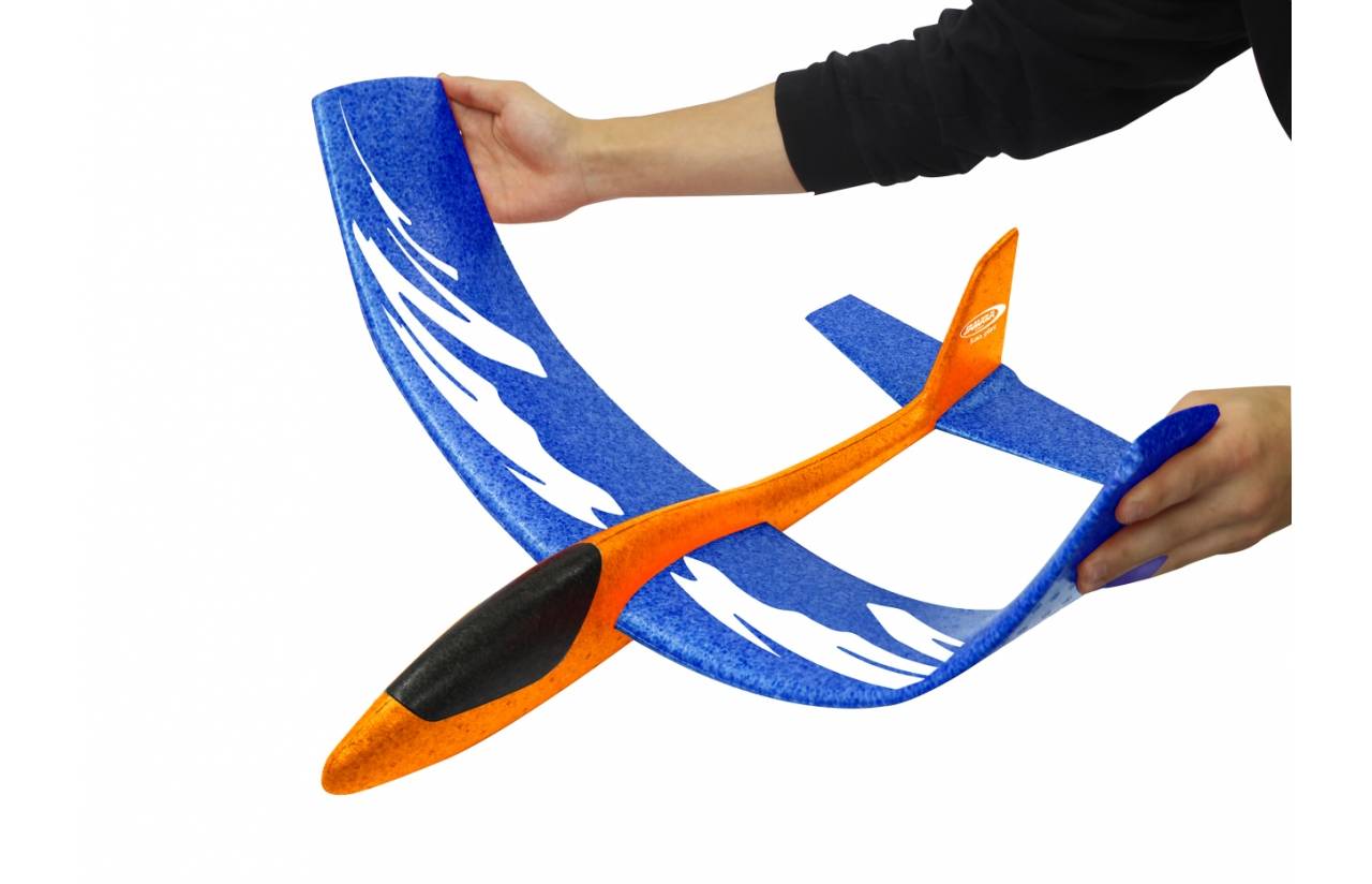Hände, die einen blau-orangefarbenen Schaumstoff-Fluggleiter gegen einen weißen Hintergrund starten.