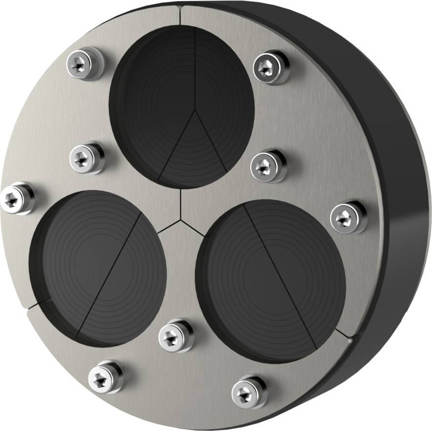 Ein rundes Metallkabeleinführung mit vier Öffnungen, von denen jede mit Gummieinsätzen abgedichtet und durch acht umliegende Schrauben gesichert ist.